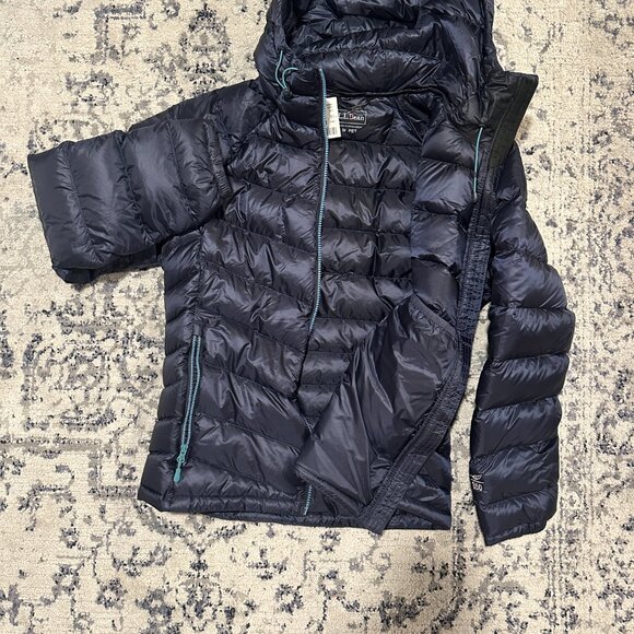 NEW L.L. Bean Women's Ultralight 850 Down Hooded Jacket - Picture 5 of 9